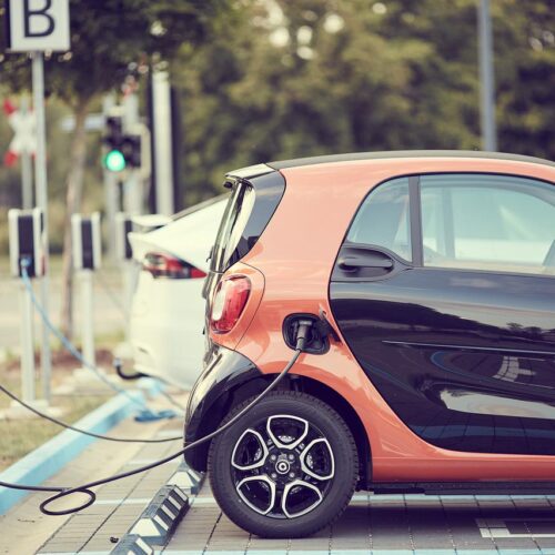 carro elétrico carregando em estação compartilhada