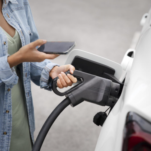 Carro elétrico sendo carregado, beneficiário da isenção de IPVA 2026